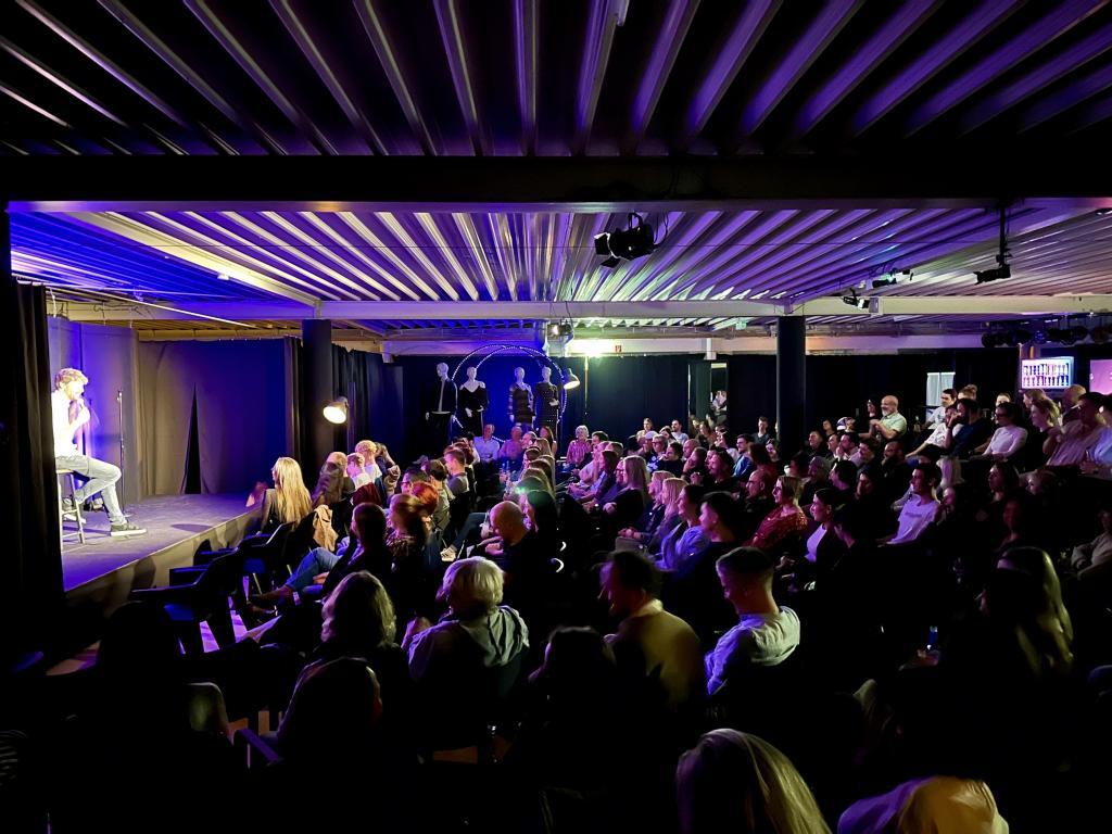 ausgelassene Stimmung im Upstairs Comedy Club Augsburg